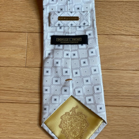 Donald J Trump Signature Collection - men’s tie - Picture 3 of 3